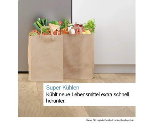 Zwei Papiertüten gefüllt mit frischen Lebensmitteln vor einem Kühlschrank, illustriert die Superkühlen Funktion.