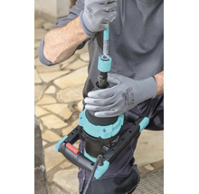 Handwerker montiert einen Rührstab in die Schnellkupplung eines elektrischen Rührgeräts.
