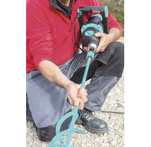 Ein Handwerker setzt einen Rührstab in ein elektrisches Farb- und Mörtelrührwerk ein.