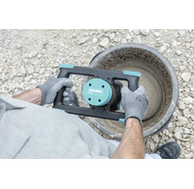 Eine Person mit Arbeitshandschuhen hält das Mixbro M150 Rührwerk über einen Eimer mit fertig gemischtem Mörtel.