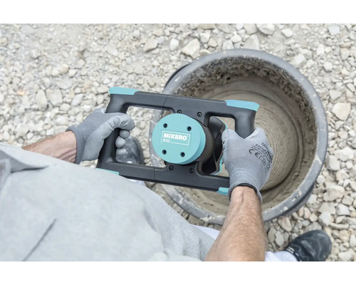 Eine Person mit Arbeitshandschuhen hält das Mixbro M150 Rührwerk über einen Eimer mit fertig gemischtem Mörtel.