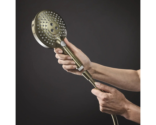 Handbrause mit Duschschlauchanschluss in der Hand gehalten