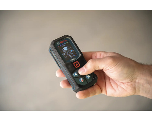 Hand hält einen Bosch Laser Entfernungsmesser mit digitalem Display für präzise Messungen.
