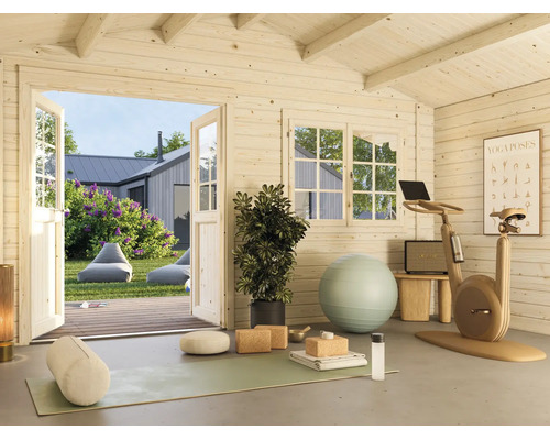 Eingerichtetes Gartenhaus aus Holz als Fitnessraum mit Yogamatte, Gymnastikball und Heimtrainer, Blick in den Garten.