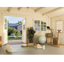 Einladendes Holz-Gartenhaus, eingerichtet als Fitness- und Yogaraum mit Blick in den Garten durch geöffnete Doppeltüren.