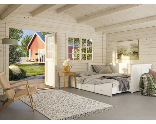 Innenansicht eines hellen, wohnlich eingerichteten Gartenhauses aus Holz mit Daybed, Sessel und Blick durch die offene Tür in den Garten.