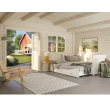 Helles, geräumiges Gartenhaus-Innere aus Holz mit ausziehbarem Tagesbett, Sessel, Webteppich und offener Tür mit Blick in den grünen Garten.
