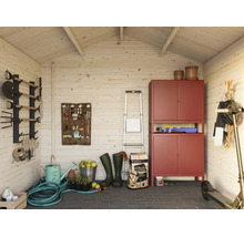 Hell eingerichtetes Inneres eines Holz-Gartenhauses mit rotem Metallschrank, Gartengeräten an der Wand, Schlauch und Stehleiter.