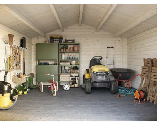 Aufgeräumtes Gartenhaus aus Holz mit Aufbewahrungsschrank, Rasenmähertraktor, Werkzeugen, Kindertretrad und gepflastertem Boden.