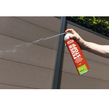 Eine Hand betätigt ein ABUS Feuerlöschspray Feuer Stopp, das einen Sprühstrahl abgibt.