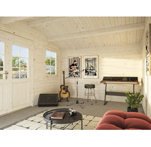 Ein gemütliches Holzhaus mit Musikzimmer, ausgestattet mit Gitarre, Keyboard, Verstärker, Barhocker, Couchtisch und bequemer Sitzgelegenheit.