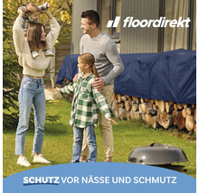 Familie im Garten mit einer abgedeckten Holzmiete geschützt durch eine wetterfeste Schutzhülle von floordirekt für Schutz vor Nässe und Schmutz.