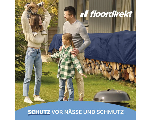 Familie im Garten mit einer abgedeckten Holzmiete geschützt durch eine wetterfeste Schutzhülle von floordirekt für Schutz vor Nässe und Schmutz.