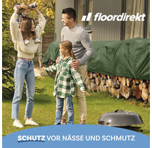 Familie im Garten mit einer abgedeckten Holzmiete und dem Floordirekt Logo als Schutz vor Nässe und Schmutz.