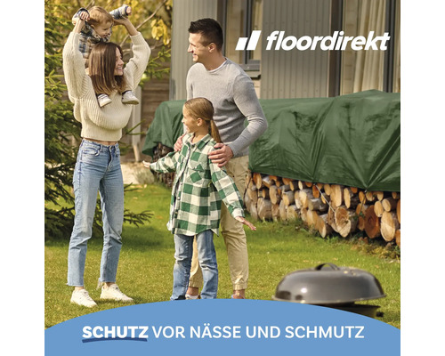 Familie im Garten mit einer abgedeckten Holzmiete und dem Floordirekt Logo als Schutz vor Nässe und Schmutz.