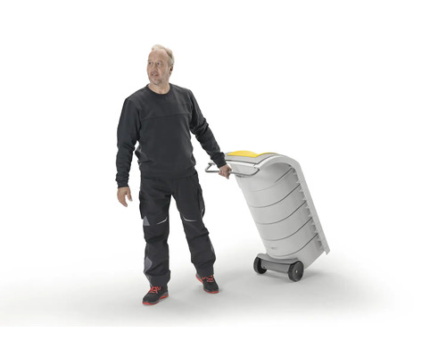Ein Handwerker zieht einen fahrbaren Kunststoffabfallbehälter auf Rollen.