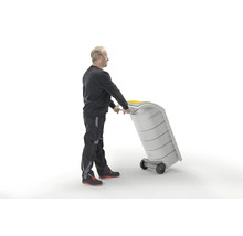 Ein Mann schiebt einen fahrbaren Müllbehälter aus Kunststoff mit Rollen und Griff.