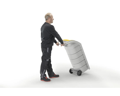 Ein Mann schiebt einen fahrbaren Müllbehälter aus Kunststoff mit Rollen und Griff.