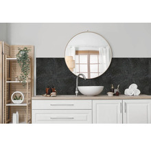 Modernes Badezimmer mit Waschtisch, weißem Aufsatzwaschbecken, rundem Spiegel und dunkler Wandverkleidung mit Steinoptik als Fliesenspiegel.