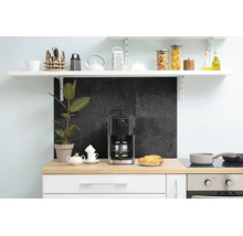 Moderne Küchennische mit Kaffeemaschine auf einer Holz-Arbeitsplatte und schwarzem Fliesen-Spritzschutz mit Küchenregal.