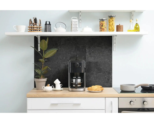 Moderne Küchennische mit Kaffeemaschine auf einer Holz-Arbeitsplatte und schwarzem Fliesen-Spritzschutz mit Küchenregal.
