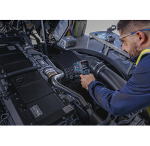 Ein Mechaniker nutzt eine Bosch Wärmebildkamera an einem LKW Motor um die Temperatur zu messen.