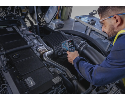Ein Mechaniker nutzt eine Bosch Wärmebildkamera an einem LKW Motor um die Temperatur zu messen.