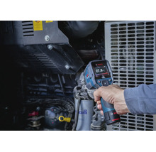 Eine Hand hält eine Bosch Wärmebildkamera, die die Temperatur eines Maschinenmotors misst.