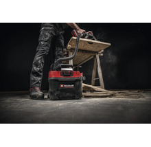 Einhell Akku Nass Trockensauger im Einsatz mit einer Handkreissäge bei der Holzbearbeitung auf einer Werkbank.