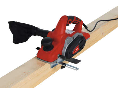 Elektrischer Handhobel von Holzmann auf einem Holzbalken mit Staubfangbeutel zur Holzbearbeitung