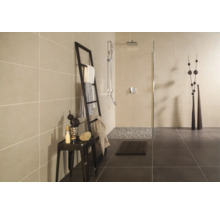 Modernes Badezimmer mit begehbarer Dusche, hellen Wandfliesen, dunklen Bodenfliesen und einer dekorativen Leiter als Handtuchhalter.