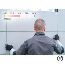 Handwerker montiert Fassadenplatten mit UV Schutz Kennzeichnung an einer Außenwand. (Image AI modified or generated)