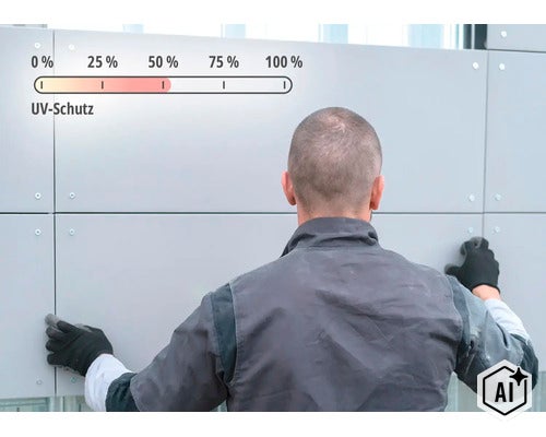 Handwerker montiert Fassadenplatten mit UV Schutz Kennzeichnung an einer Außenwand. (Image AI modified or generated)