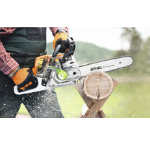 Person bei der Arbeit mit einer Stihl Kettensäge im Querschnitt dargestellt beim Sägen eines Holzstamms auf einem Sägebock