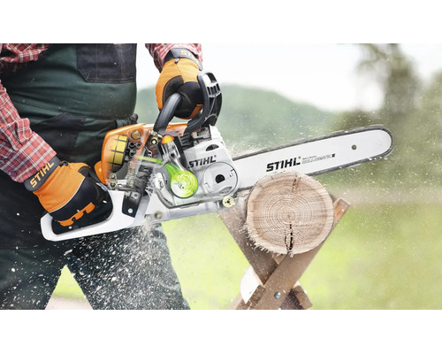 Person bei der Arbeit mit einer Stihl Kettensäge im Querschnitt dargestellt beim Sägen eines Holzstamms auf einem Sägebock