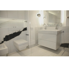 Modernes Badezimmer mit hängendem Waschtisch, wandhängendem WC, Bidet und großformatigen Fliesen mit markanter schwarzer Maserung.