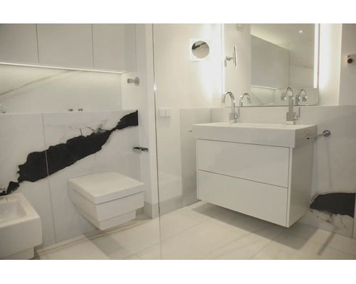 Modernes Badezimmer mit hängendem Waschtisch, wandhängendem WC, Bidet und großformatigen Fliesen mit markanter schwarzer Maserung.