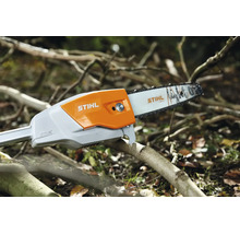 Stihl Hochentaster mit Führungsschiene und Sägekette für Baumpflegearbeiten in einem Garten.