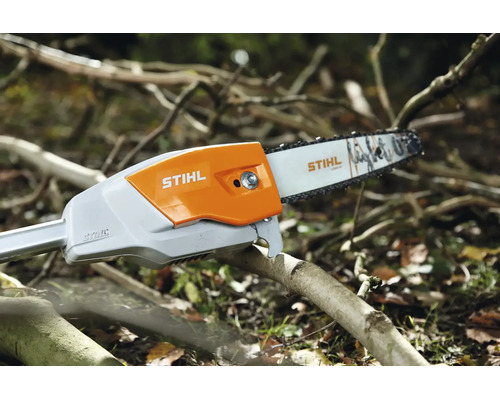 Stihl Hochentaster mit Führungsschiene und Sägekette für Baumpflegearbeiten in einem Garten.