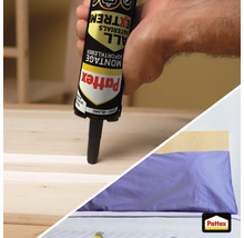 Eine Hand hält eine Pattex Montagekleber Kartusche und trägt Kleber auf eine Holzoberfläche auf mit einem fertigen Möbelstück als Anwendungsbeispiel