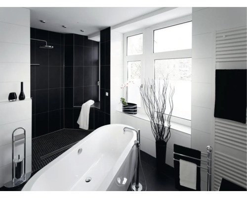 Modernes Badezimmer mit freistehender Badewanne, ebenerdiger Dusche, Fliesen in Kontrastfarben und Handtuchheizkörper für ein exklusives Ambiente.
