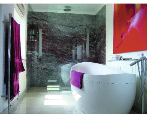 Modernes Badezimmer mit freistehender Badewanne, begehbarer Dusche mit Natursteinfliesen und Handtuchheizkörper.