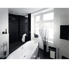 Modernes Badezimmer mit freistehender Badewanne, ebenerdiger Dusche, Fliesen in Kontrastfarben und Handtuchheizkörper für ein exklusives Ambiente.