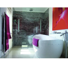 Modernes Badezimmer mit freistehender Badewanne, begehbarer Dusche mit Natursteinfliesen und Handtuchheizkörper.