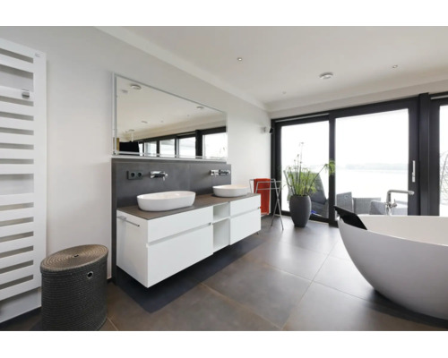 Modernes Badezimmer mit Doppelwaschtisch, Aufsatzwaschbecken, großem Spiegel und freistehender Badewanne in hellem, geräumigem Interieur.
