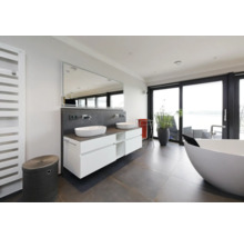 Modernes Badezimmer mit Doppelwaschtisch, Aufsatzwaschbecken, großem Spiegel und freistehender Badewanne in hellem, geräumigem Interieur.