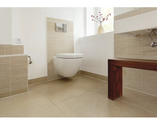 Modernes Badezimmer mit wandhängendem WC und Vorwandinstallation, Fliesen in Naturtönen und einem Waschtisch mit dunklem Holzunterschrank.