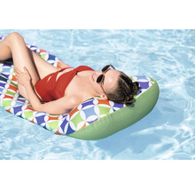 Eine Frau entspannt auf einer gemusterten aufblasbaren Poolliege mit integrierter Kopfstütze im Wasser.