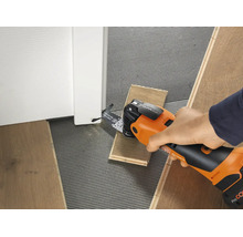 Ein Fein Multimaster oszillierendes Elektrowerkzeug beim Kürzen eines Türrahmens zur Verlegung von Laminatboden.