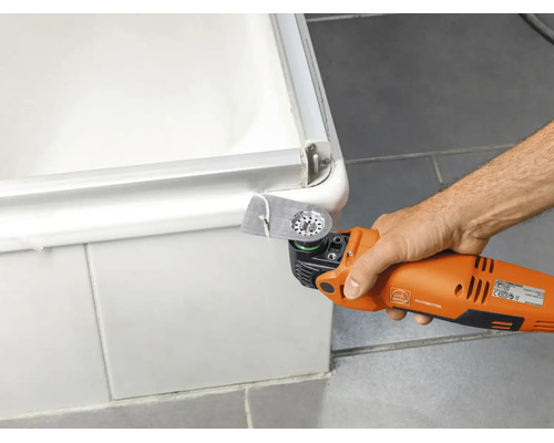 Fein Multifunktionswerkzeug wird zum Entfernen einer Silikonfuge an einer Badewanne verwendet.